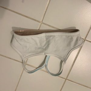 SUPER CUTE white Ivivva sports bra!☁️